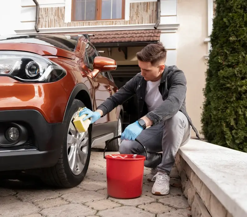 Lavage auto à domicile Lemps : professionnel intervenant sur un véhicule